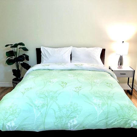 Cozy & Convenient 2-Bedroom Apartment With Private Entrance Τορόντο Εξωτερικό φωτογραφία