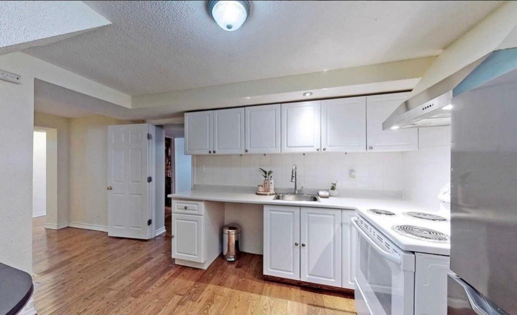 Cozy & Convenient 2-Bedroom Apartment With Private Entrance Τορόντο Εξωτερικό φωτογραφία